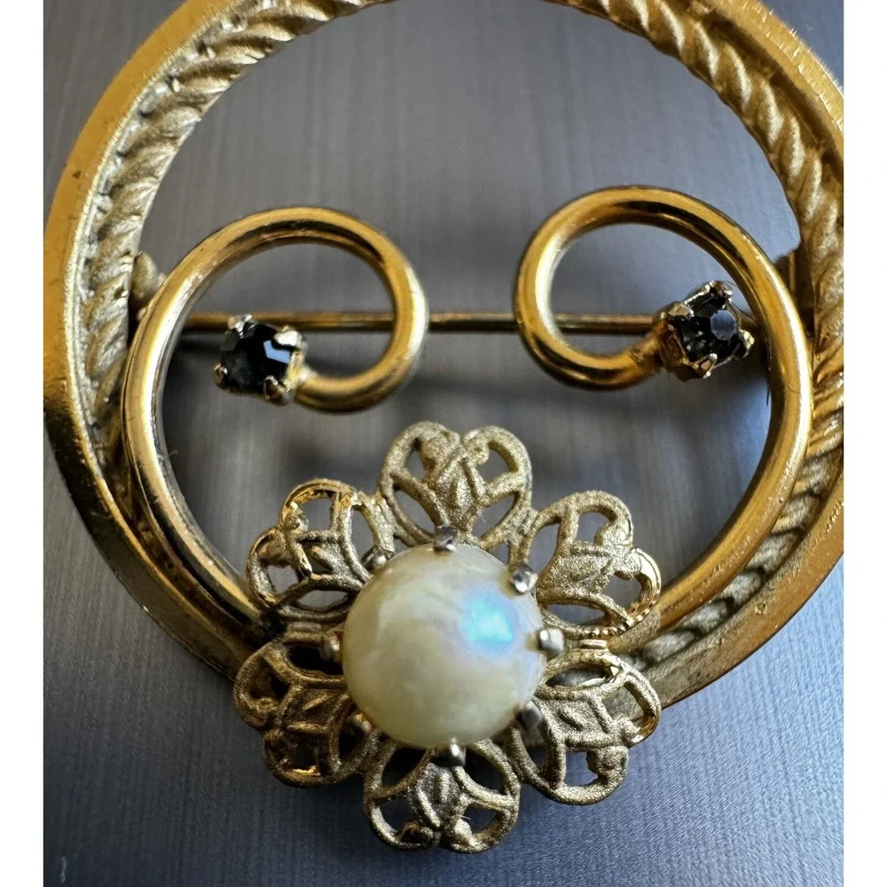Vintage Gold Tone Flower Brooch Pin Faux Pearl Gray Rhinestone Round Rope Border